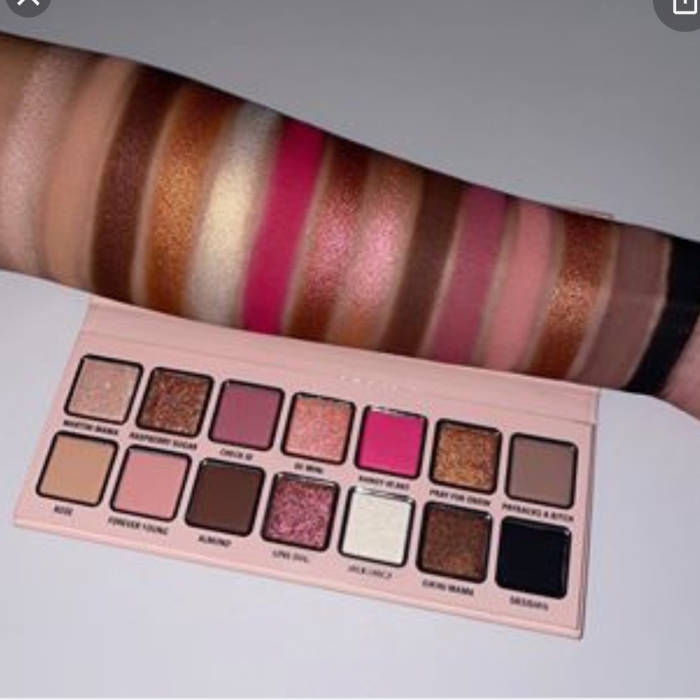 Limited Edition Kylie Eyeshadow Palette - Picture 1 of 4